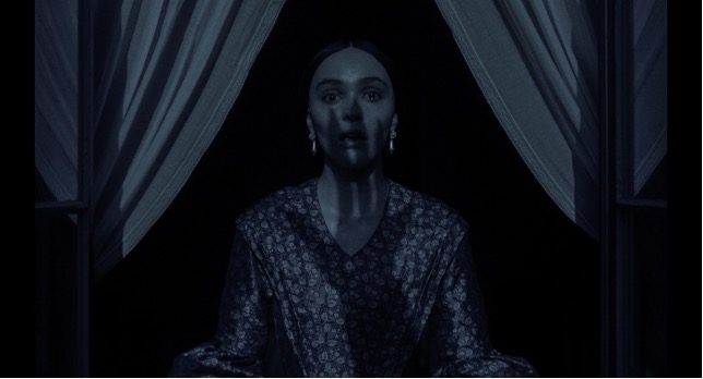 Ellen (Lily-Rose Depp) hjemsøges af den udøde vampyr Grev Orlok (Bill Skarsgård). (Foto: UIP)