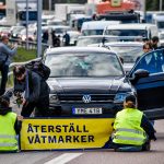 Aktivister blockerar motorväg