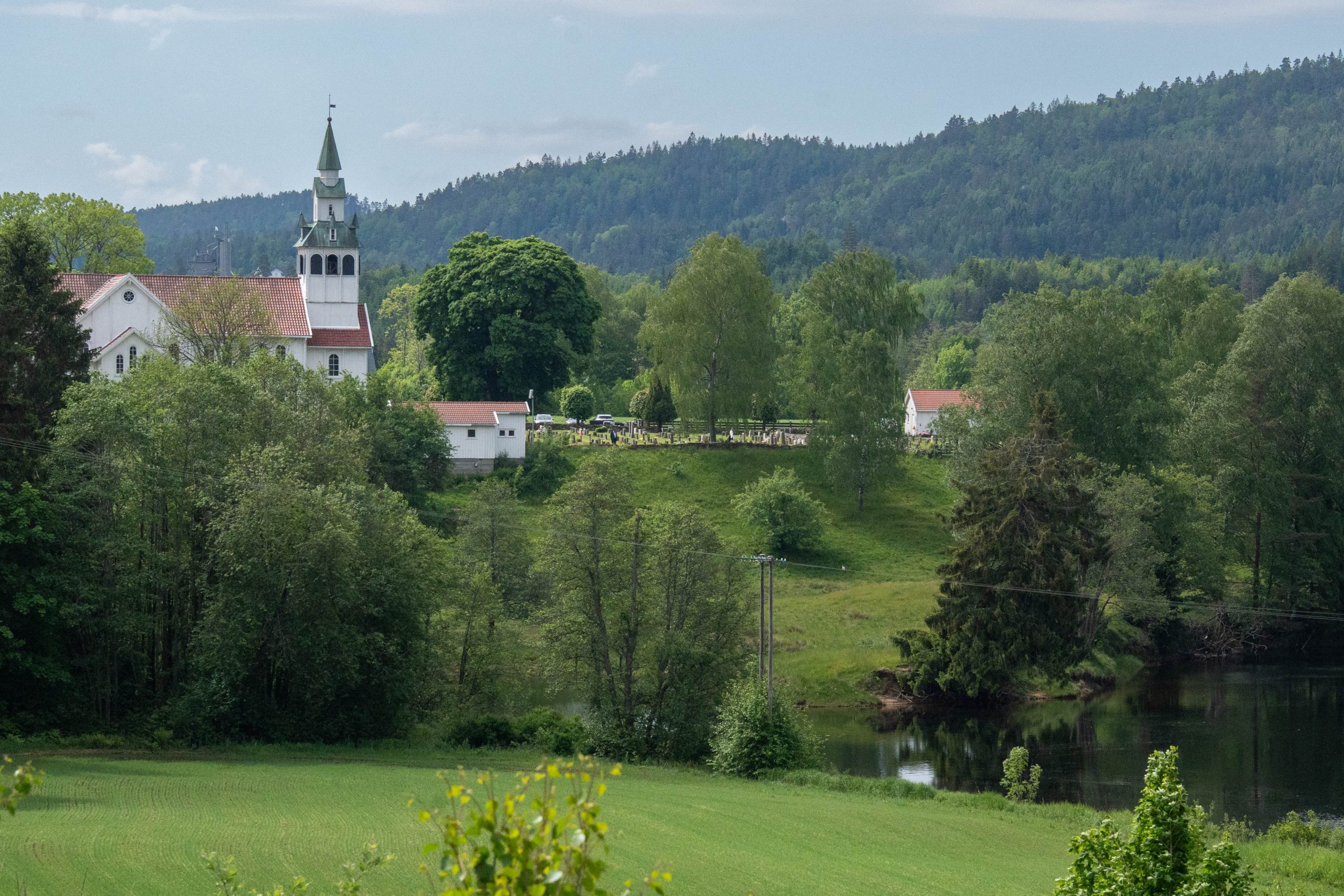 Birkenes kirke eksteriør Birkenes kirke, en korskirke i tre, åpnet i 1858