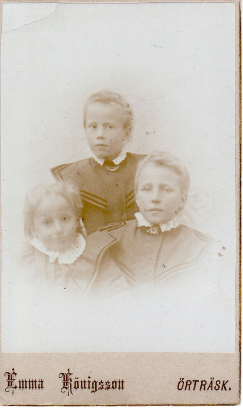 Maria och Per Albert Königssons döttrar, överst Hildegard, fr.v. Emeli och Aline. Barnen, Emmas brorsdöttrar och Emeli, den yngsta, drunknade 1904 i "Strucka", Öreälven, då hon var 10 år. 	