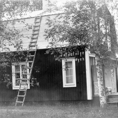 Fotografen Klara Perssons hus i Örträsk
Text på husväggen: Fotoatilje, Wyen
