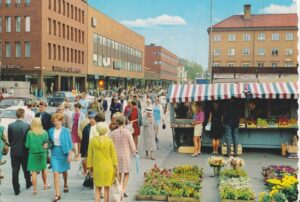 Vy över Umeå centrum med torghandel
