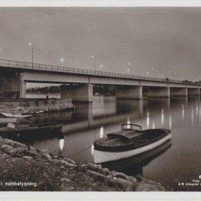 Umeå. Bron i nattbelysning
Förlag: Fjellströms Pappershandel Eftr.,
A. G. Delin, Umeå
Poststämplat 1955-08-21
Ägare: Ivar Söderlind
9x14