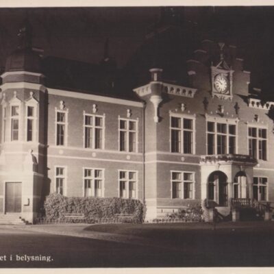 Umeå. Rådhuset i belysning
Förlag: Hildur Fjellströms Pappershandel, Umeå
Poststämplat 28/2 1941
Ägare: Ivar Söderlind
9x14