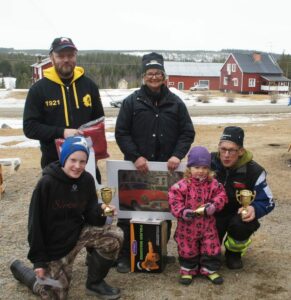 Stående från vänster, Roger Berglund, minsta fisk och Ulla-Britt Taflin, bästa dam  och framför dem Felix Olofsson, ungdomssegrare, Engla Båtsman, segrare i barnklassen och Östen Jonsson, totalsegrare.