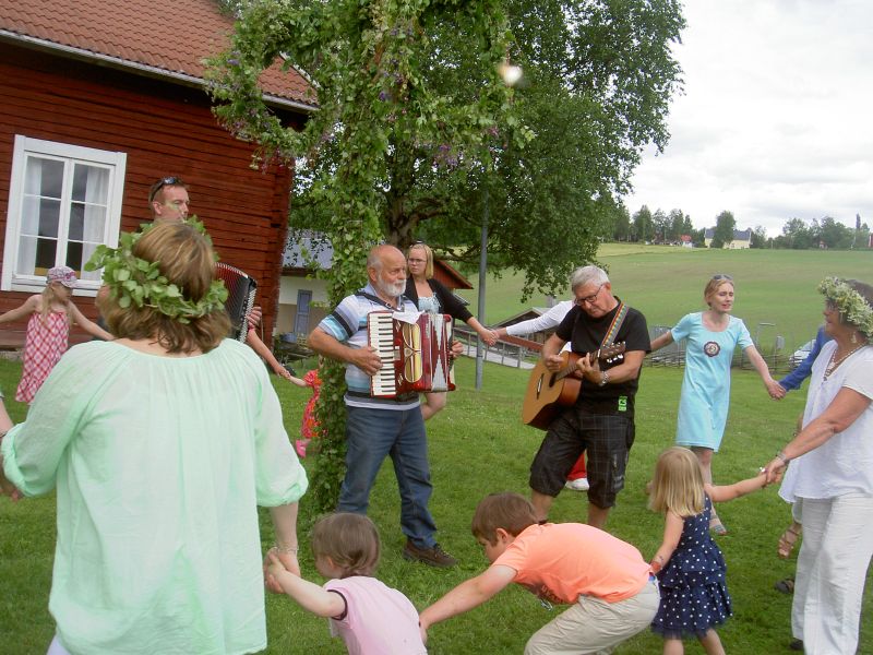 Bilder från dans kring midsommarstången i Örträsk