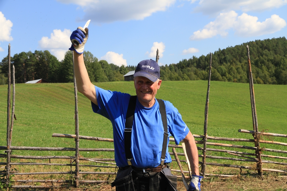 Reparation av gärdsgården på hembygdsområdet