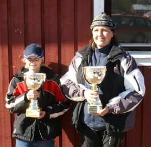 Johnny Andersson, Lycksele, och Carola Eriksson, Örträsk, vann barn- respektive vuxenklassen när trepimplingsmeetinget ”Årets Storfiskare 2007” avgjordes i Örträsk under lördagen. <br>Foto: ÅKE RUNNMAN
