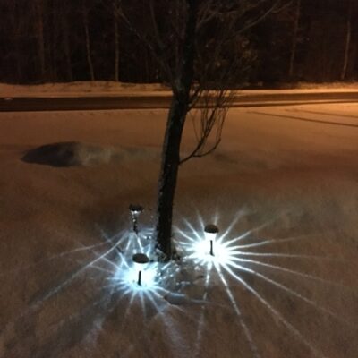 2016-04-26 Laddade solcellslampor och ett blött snötäcke ger effektfulla bilder Foto Åke Runnman