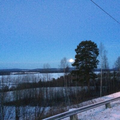 2014-12-08 På söndagsmorgonen lyste månen över en istäckt sjö.  Någon minusgrad och väldigt lugnt på byn. Foto: Åke Runnman
