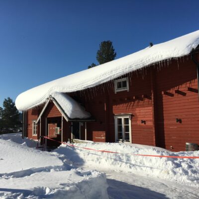2018-04-10 Under lördagens pimpeltävling var vi tvungna att säkra upp för rasrisk, nu har snön på taket åkt ännu längre ner  Foto: Åke Runnman