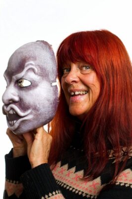 1. PORTRÄTT AV EVA HÄRSTEDT MED MASK. FOTO MARK HANLON