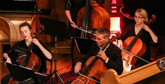 Cellister og bassist fra Oslo kammerorkester under julekonserten i Sagene kirke 2016