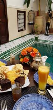 Frühstück im L'Oriental Medina Riad&Spa im Innenhof des Riads.
