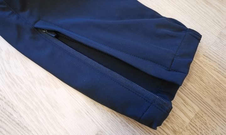 kilformade benslut med blixtlås på hiball pants