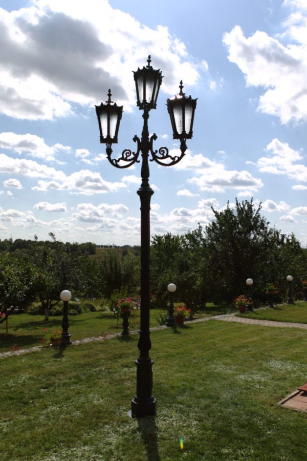 Lamppost, street lamp “Orchid”; 3 lanterns H374 atmosphere