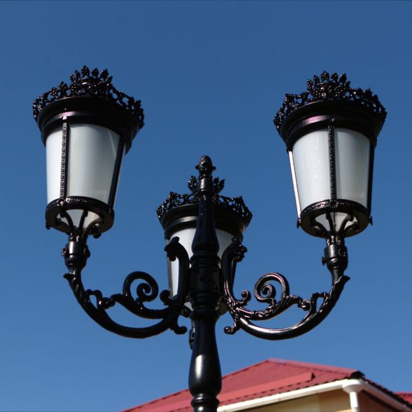 Lamppost, street lamp “Paris-Royal”; 3 lanterns H388 detail top