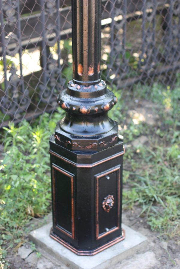 Lamppost, street lamp “Tulip”; 2 lanterns H337 detail foot