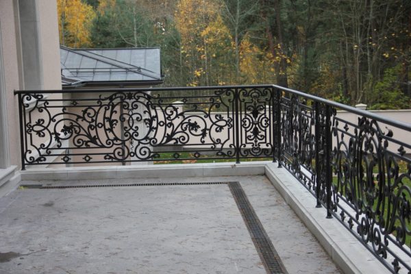 Wrought iron balcony railing (BR-0020180005)