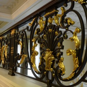 Smeedijzeren balustrade met bladgoud “Imperium”