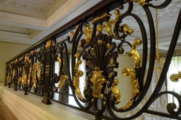 Smeedijzeren balustrade met bladgoud “Imperium”