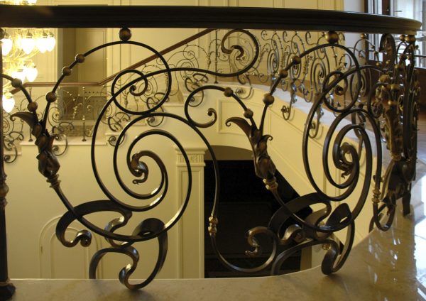 Smeedijzeren balustrade met houten leuning “Dance” detail 2