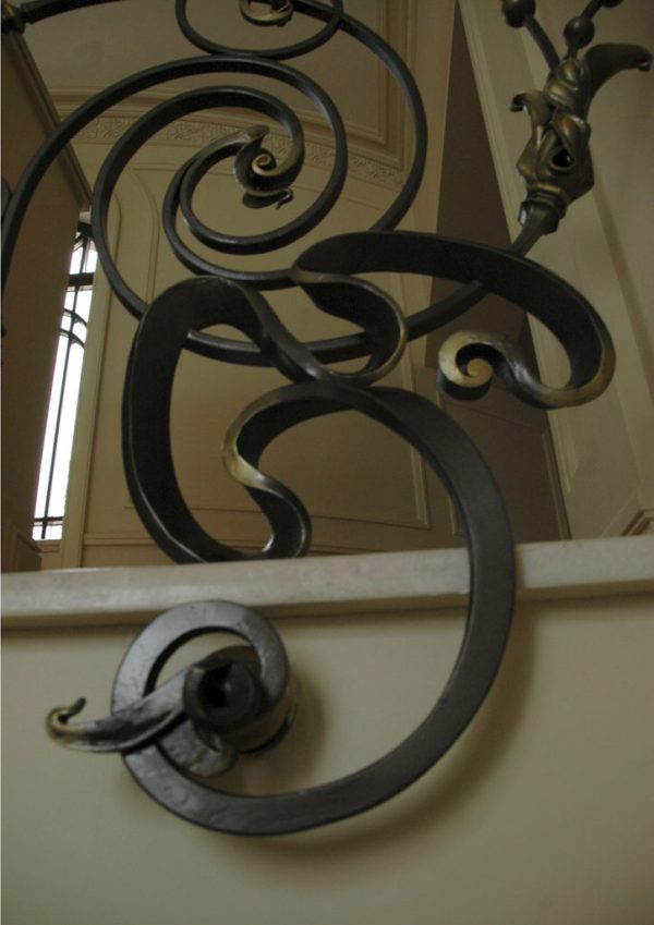 Smeedijzeren balustrade met houten leuning “Dance” detail