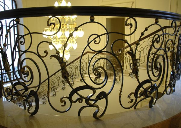 Wrought iron balustrade with wooden handrail “Dance” detail lamp