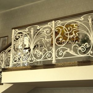 Smeedijzeren balustrade met houten leuning “Franse Lelie”