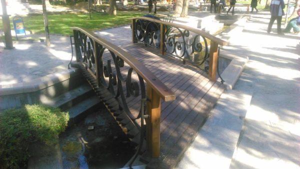 Wrought iron bridge railing with wood “Boslust”