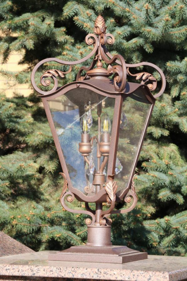 Smeedijzeren poortlamp Dennenappel sfeer detail