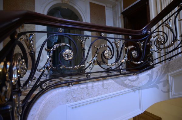 Smeedijzeren trapleuning en balustrade “ClassicWood” detail