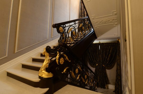 Wrought iron banister and balustrade “ClassicWood” atmosphere 2