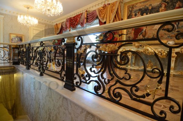 Smeedijzeren balustrade met bladgoud “Imperium” sfeer overzicht 3