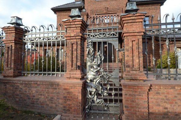 Wrought iron entrance gate 'Modern'