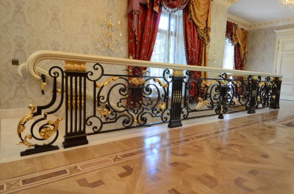 smeedijzeren balustrade met bladgoud imperium sfeer foto