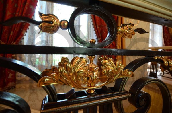 Smeedijzeren balustrade met bladgoud “Imperium” sfeer detail