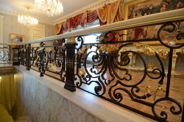 smeedijzere balustrade met bladgoud imperium