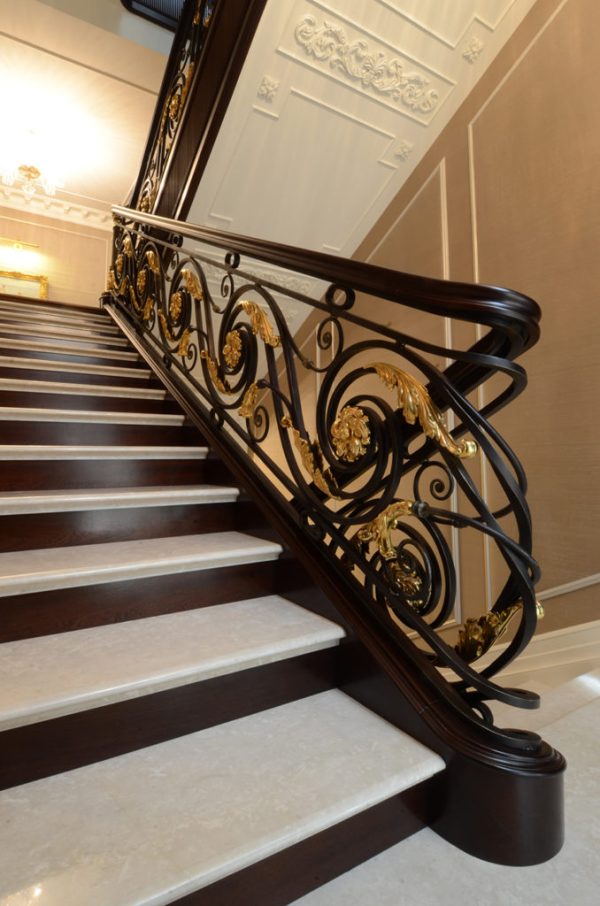 Smeedijzeren trapleuning en balustrade “ClassicWood” sfeer beneden