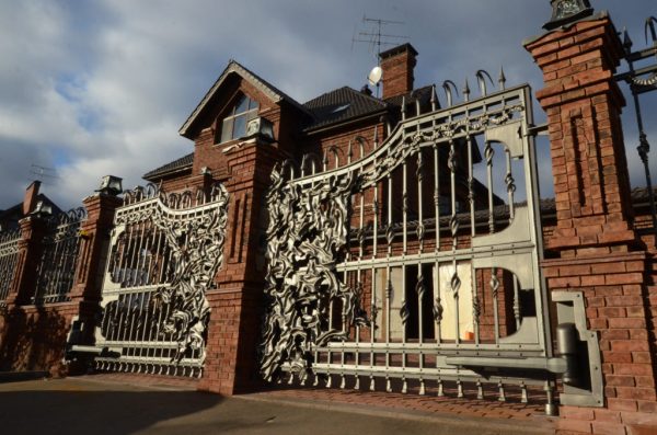 Wrought iron entrance gate 'Modern'