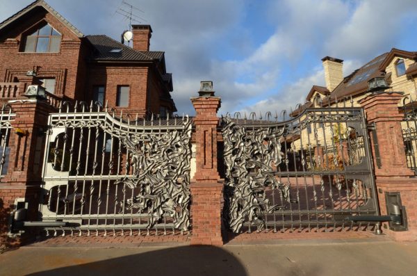 Wrought iron entrance gate 'Modern'