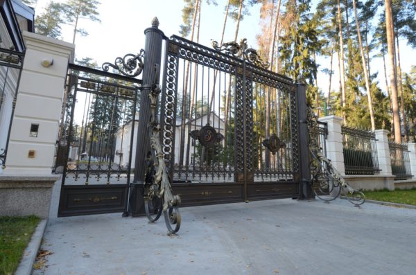 Wrought iron entrance gate 'Empire'