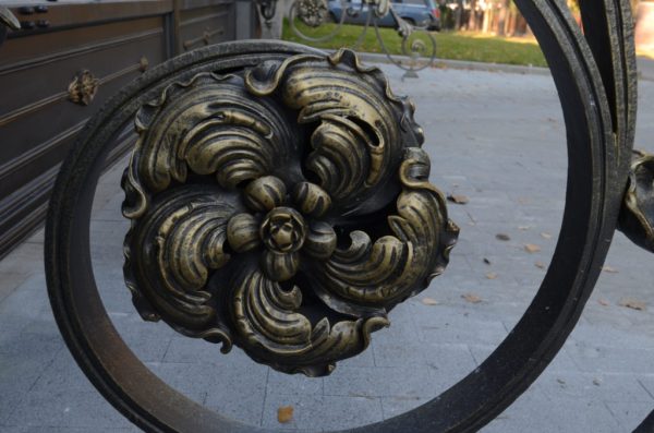 Wrought iron entrance gate 'Empire'