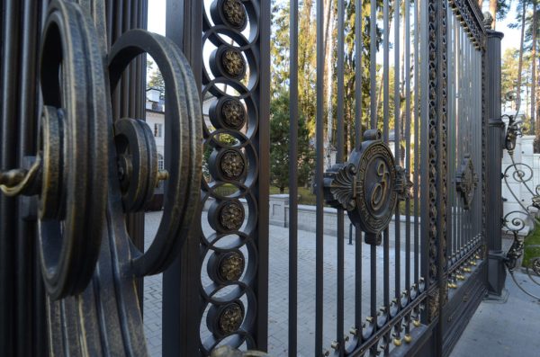 Wrought iron entrance gate 'Empire'