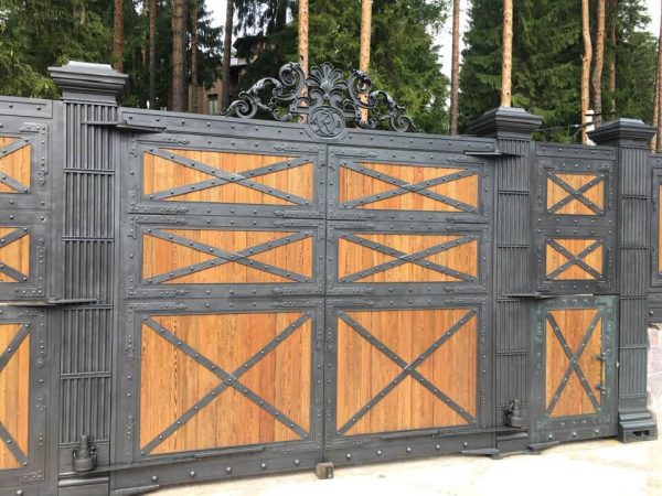 Wrought iron entrance gate 'IronWood'