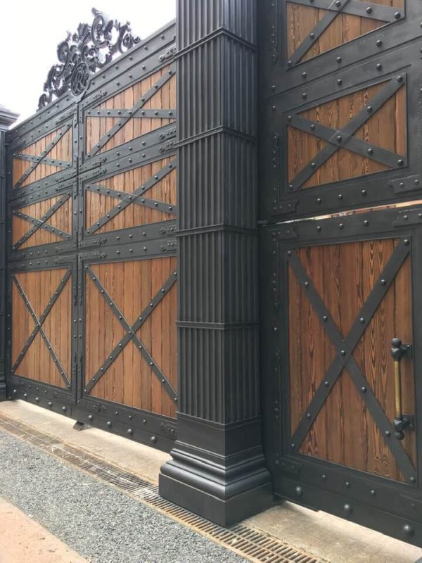 Wrought iron entrance gate 'IronWood'