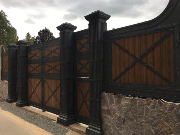 Wrought iron entrance gate 'IronWood'