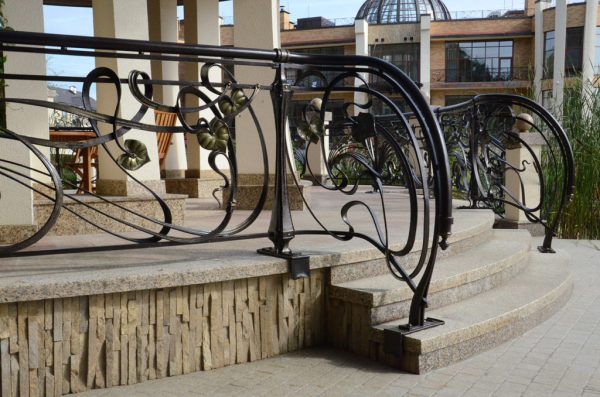 Smeedijzeren terrashek ‘Art Nouveau’ sfeer