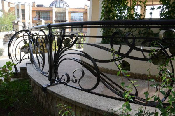 smeedijzeren terrashek art Nouveau sfeer