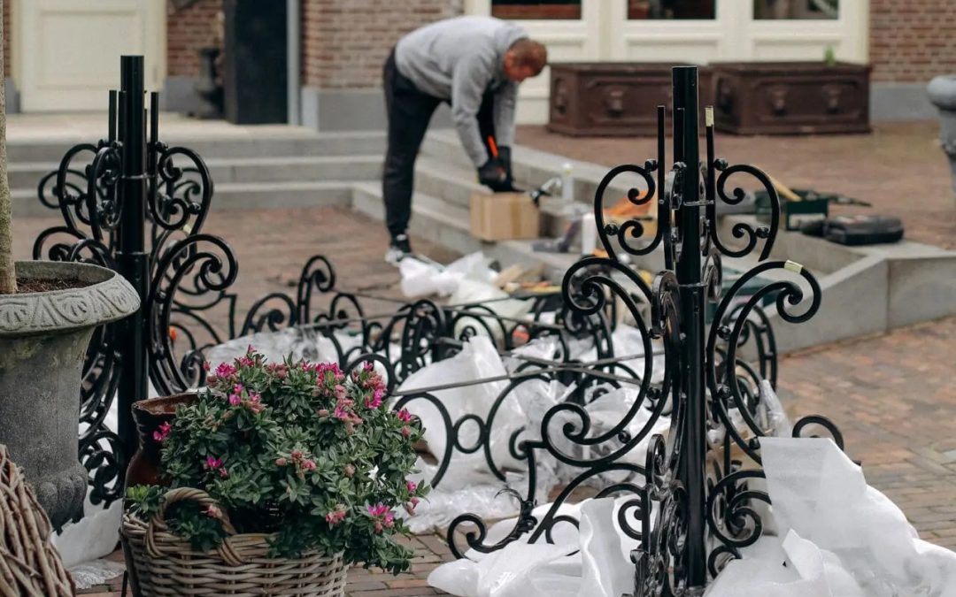 Smeedijzer sierelement voor schoonsteenkap